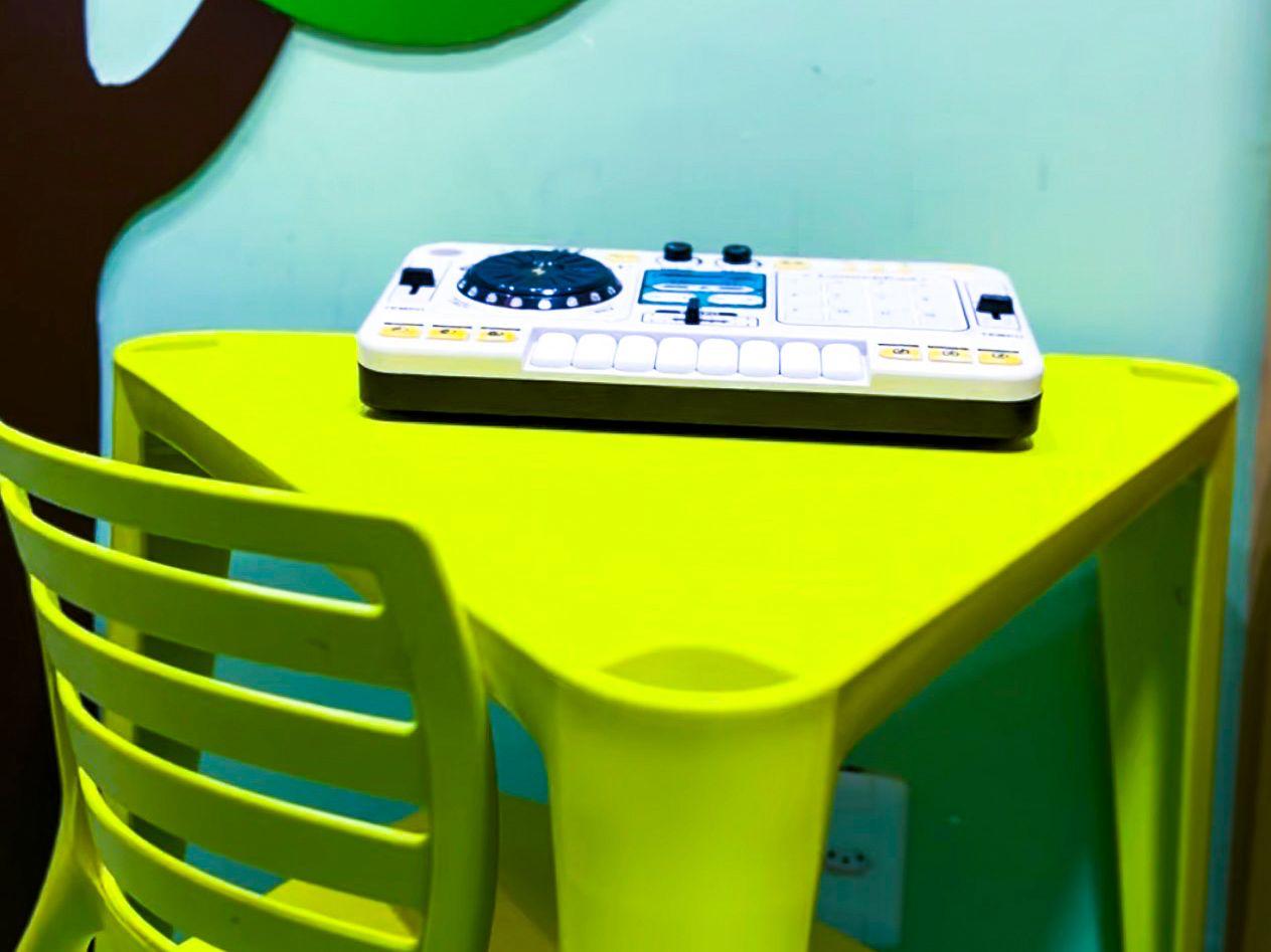 Mesa infantil com recurso musical terapêutico