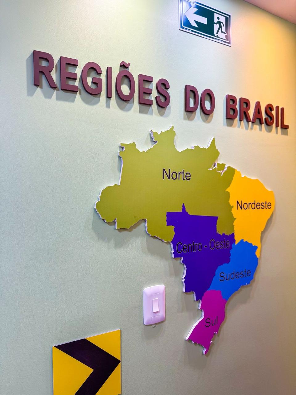 Recepção da Desenvolvere com mapa das regiões do Brasil